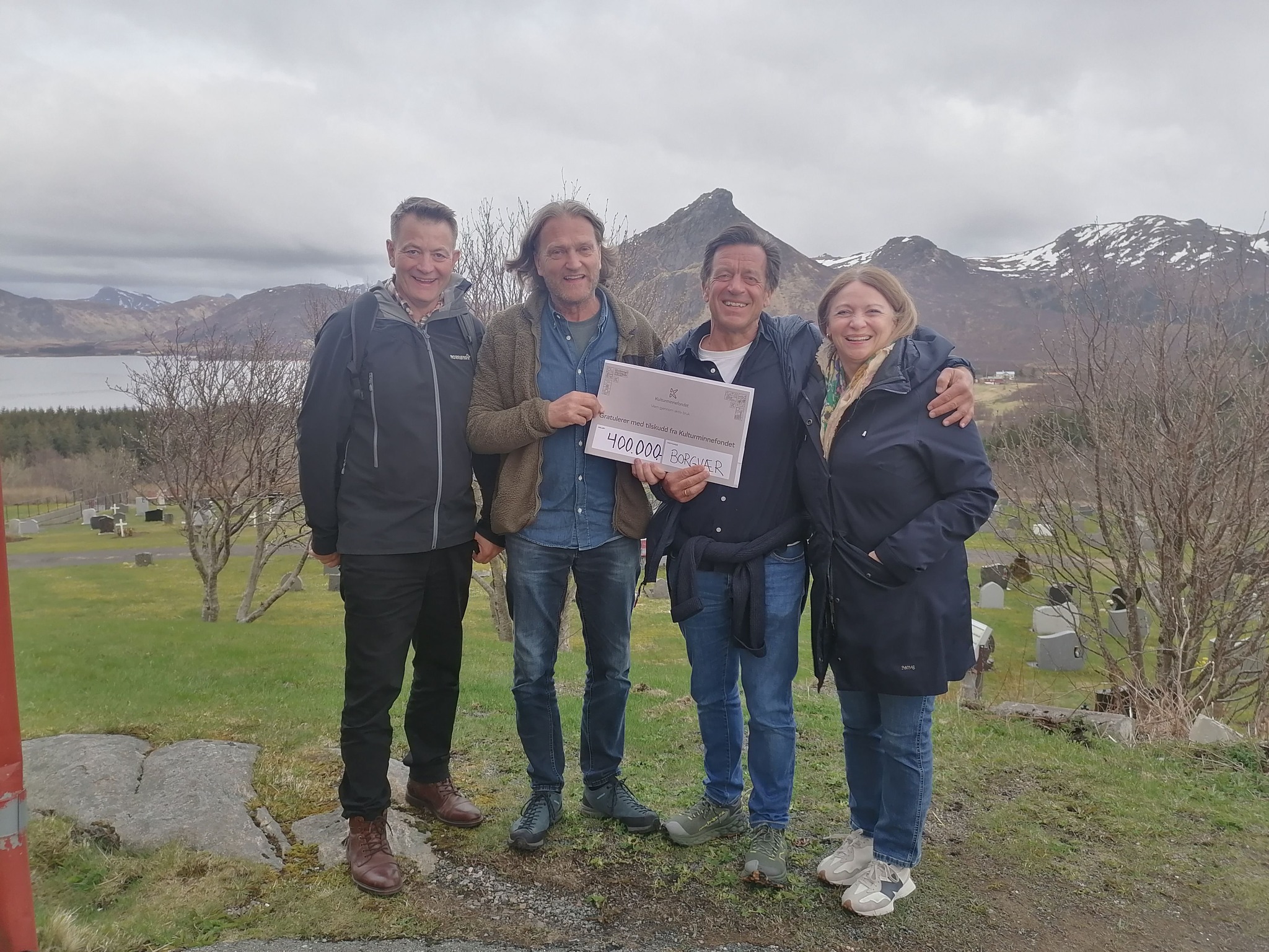Eierne av Borgvær får overlevert en sjekk på kr. 400.000 fra Kulturminnefondet. Foto fra venstre: Direktør Simen Bjørgen i Kulturminnefondet, eiere Even Carlsen og Hans Henrik Klouman, og styreleder i Kulturminnefondet Hanne Kristin Jakhelln
